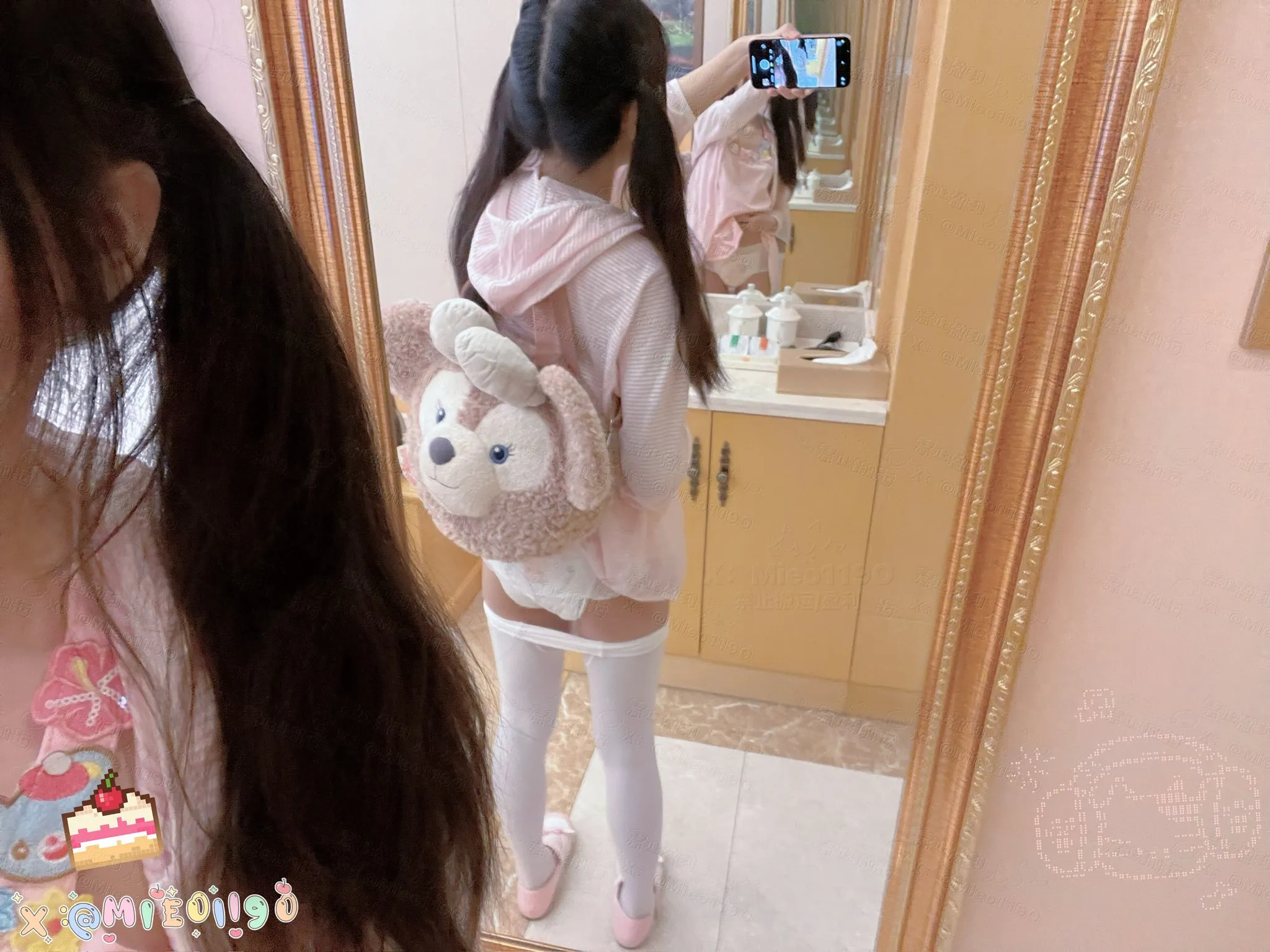 ABDL girl wearing Pampers diapers and taking a selfie
