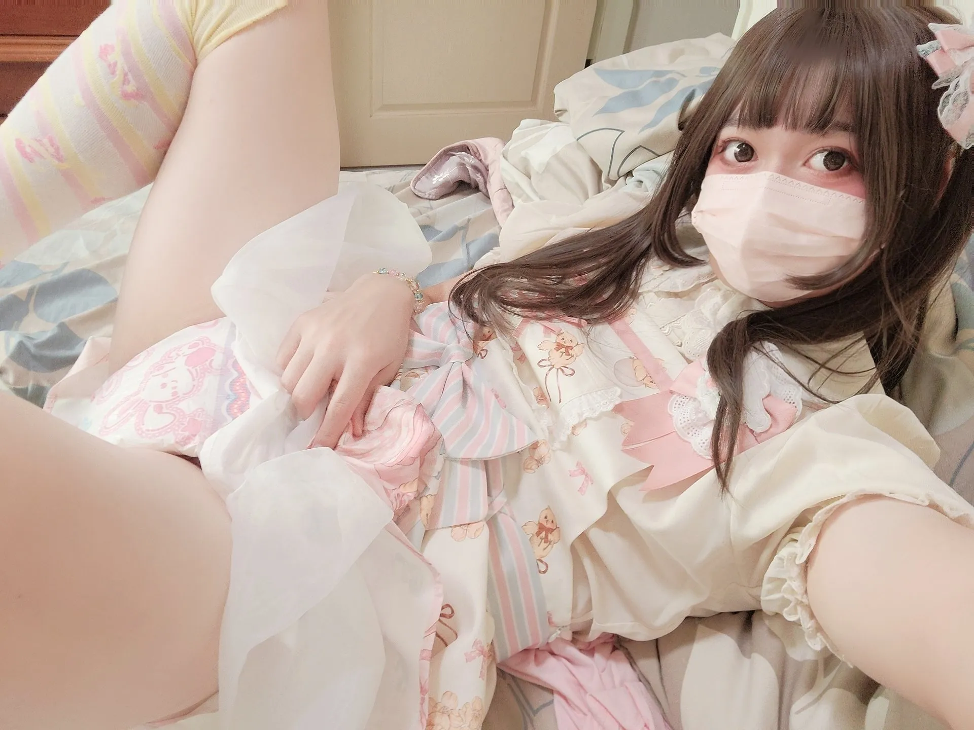 A diapered ABDL girl wearing a mask and taking a selfie