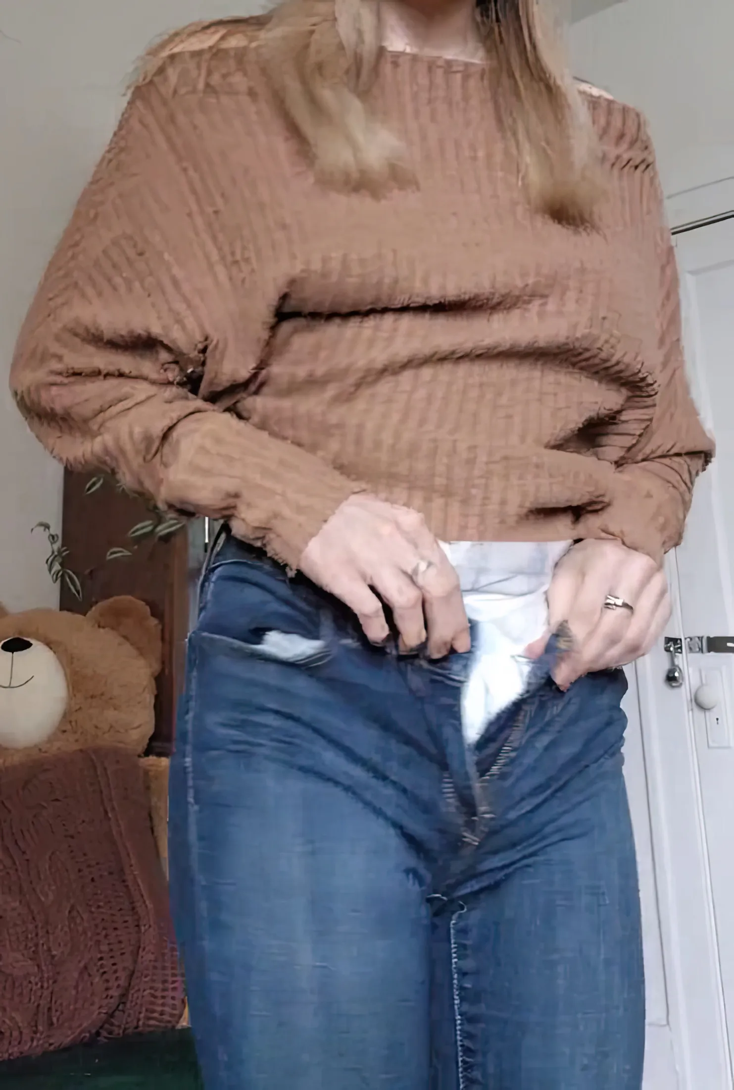 An ABDL girl shows off her diaper through her jeans.