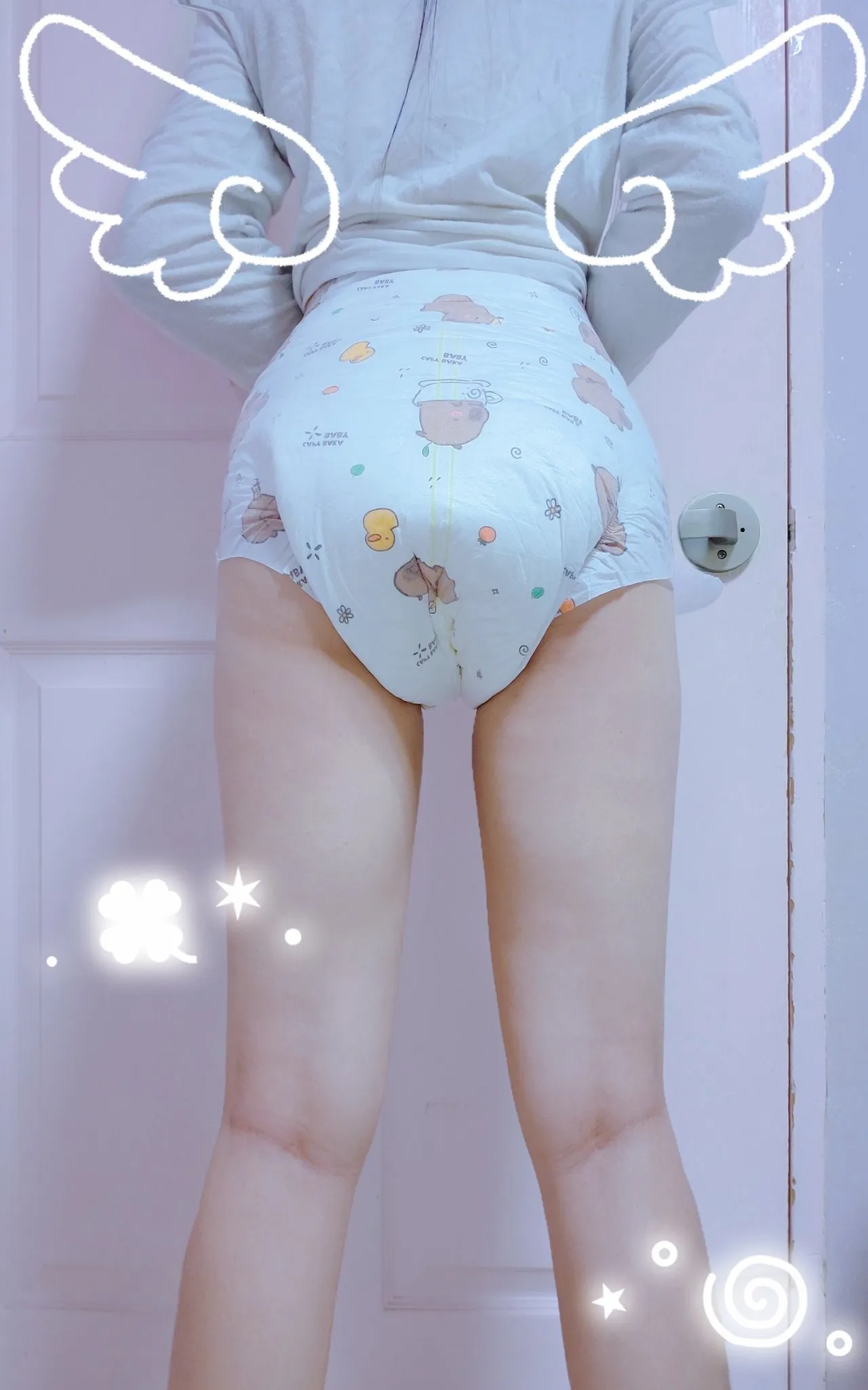 ABDL girl shows off her capybara diaper from behind.