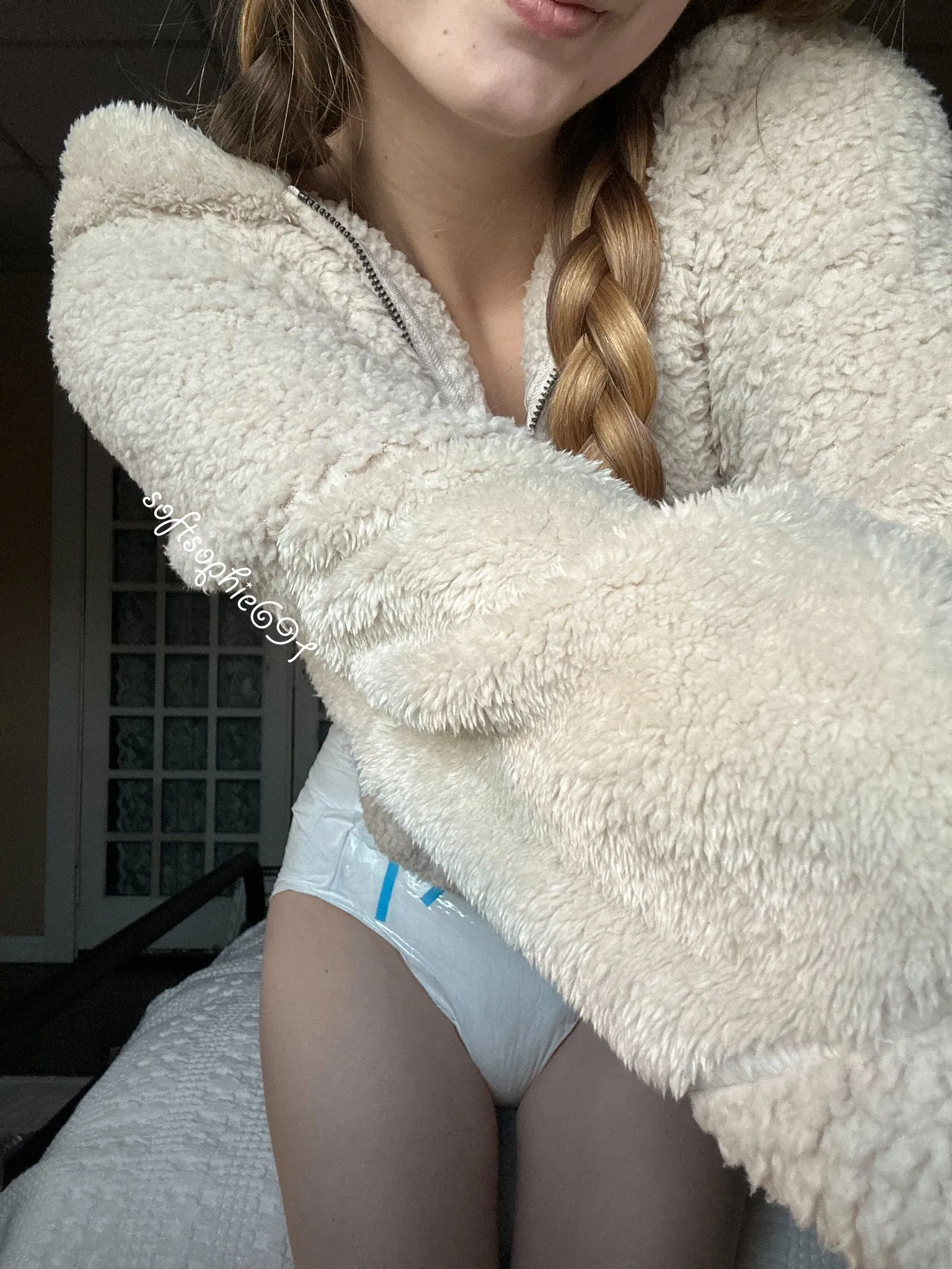 ABDL girl wets her diaper while taking a selfie.